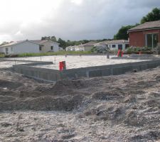 Remblai entre soubassement, constitué par un apport de sable, vue arrière  du garage.