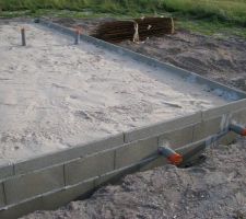 Remblai entre soubassement, constitué par un apport de sable.