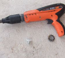 Cloueuse à poudre Spit