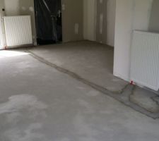 Saignées de la chape comblées dans le salon-séjour