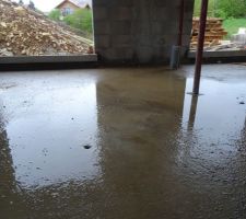 Un maçon se prend pour le poinçonneur des Lilas....Il fallait au moins ca pour évacuer la flotte avant la fin de l'année