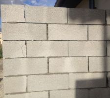 Il n'a combl&eacute; quasi aucun joint correctement...
J'esp&egrave;re que c'est parce qu'on le fait apr&egrave;s. ??? ^^