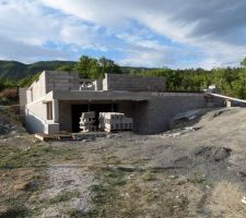 Vue générale vers le nord : porte-fenêtre de la cuisine au-dessus de la porte de garage