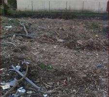 Voil&agrave; notre terrain avant livraison par le lotisseur ! Actuellement notre (futur) terrain suppote les toilettes de chantier et les gravas !! Ca fait r&ecirc;ver...
Nous avons vue sur l'arri&egrave;re de la maison de nos futurs voisins, pas de vis-&agrave;-vis.