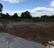 Pose des  parpaings pour le vide sanitaire.