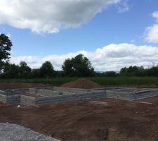 Pose des  parpaings pour le vide sanitaire suite