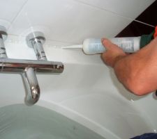 Mise en place du silicone de la baignoire