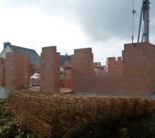 Les murs s'élèvent et commencent à donner forme à la futur maison...