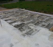 Le reste de dalle &agrave; couler. Les poutrelles ont quand m&ecirc;me &eacute;t&eacute; totalement coul&eacute;es, le cha&icirc;nage aussi, il ne reste finalement que le treillis, et les chapeaux de poutrelles (qui ont bien &eacute;t&eacute; d&eacute;gag&eacute;es avant, et nettoy&eacute;es)