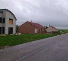 Les PC ont été accordés dans l'ordre des terrains. 
MFC en 1er la notre (toujours pas de fenetres), 2e, maison familiale, les gens ont emménagés en dec 2013 et au bout maison phoenix, maison terminée également
