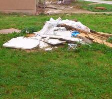 L'état du chantier!!!
de plus ce tat d'ordures est sur le terrain communal adjacent au notre. (la maison est en limite de propriété)