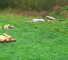 L'état du chantier!!!
de plus ce tat d'ordures est sur le terrain communal adjacent au notre. (la maison est en limite de propriété)
on aperçoit aussi un tas de braise. et oui, cela a commencé en juillet par les maçons pour se faire barbecue et cela a suivi cet hiver par les autres artisans pour se réchauffer !!!
pas la peine de rappeler que ceci est interdit à même l'herbe et qui plus est, sur un terrain communal!!!