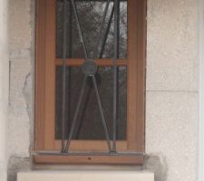 Châssis de l'entré, avec son appui fenêtre et sa grille de défense