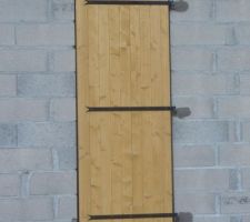 Porte de la cuisine et son volet