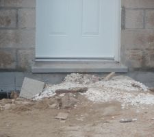 Remblayage de la terre devant l'entrée