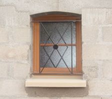 Châssis de la salle de bain, son appui fenêtre et sa grille de défense