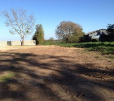 Notre terrain . 1350m2 . Il d&eacute;marre a la petite borne orange . Et se termine au hangar. La partie pelouse est la zone non constructible . Nous avons donc 650m2 constructible . Nous avons une allee d'environ 45m pour acc&eacute;der a notre terrain .