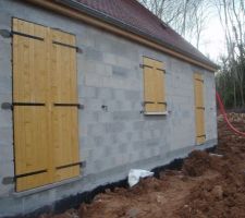 Vue de la façade arrière, avec les volets et le remlayage