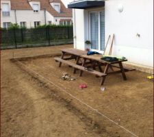 Préparation de la terrasse : mon beau père et moi avons creusés pendant 4 jours pour préparer la chape de béton.