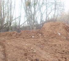 Tas de terre qu'il nous reste apr&egrave;s le remblayage