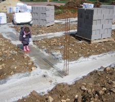 Notre fille entre le garage et l'arri&eacute;re cuisine !!!