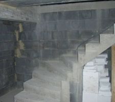 Escalier de la cave qui mène au rez de chaussée