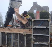 Coulage de la dalle et preparation des linteaux de la grande baie de 5m40 et du garage