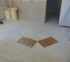 Afin de mieux définie l'angle précis de la cloison - rien de mieux que de découper les contours des meubles de cuisine en carton (ici des meubles de 60 de large, profondeur 37 avec la porte) ;-)