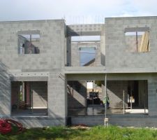 D&eacute;coffrage du plancher et pr&eacute;paration du toit plat avec encore une dalle pleine