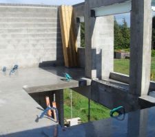 D&eacute;coffrage du plancher et pr&eacute;paration du toit plat avec encore une dalle pleine