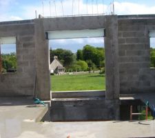 D&eacute;coffrage du plancher et pr&eacute;paration du toit plat avec encore une dalle pleine