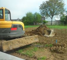 Le terrassier en action pour l'installation du puisard plus les raccordements de ce dernier