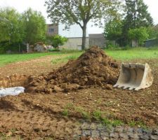 Le terrassier en action pour l'installation du puisard plus les raccordements de ce dernier