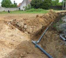 Le terrassier en action pour l'installation du puisard plus les raccordements de ce dernier