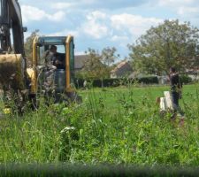 Le terrassier en action pour l'installation du puisard plus les raccordements de ce dernier