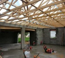 Charpente ("toit plat") du garage termin&eacute; avec vue sur les contours de fen&ecirc;tres