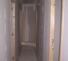 Couloir, à droite, bureau, puis les deux chambres, de l'aute côté au fond chambre puis salle de bain et de nouveau chambre
