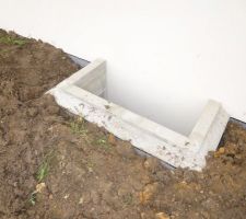 Cour anglaise pour la fenêtre de sous-sol