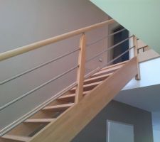 Cage d'escalier ponçée vernie