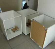 Les premiers meubles de la cuisine sont mont&eacute;s