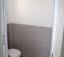 Première couche de finition dans les WC de l'entrée