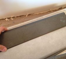 En haut le carrelage des sanitaires, en bas celui de la pièce à vivre et du dégagement