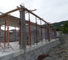 Colonnes sous la terrasse couverte avec les préparatifs pour les poutres