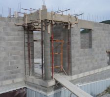 Colonne sous le porche avec les linteaux coulés