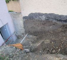 Terrassement en pr&eacute;vision du futur escalier arri&egrave;re vers le jardin.