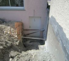 Terrassement en pr&eacute;vision du futur escalier arri&egrave;re vers le jardin.