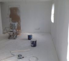 Plafond blanc et sous couche des murs