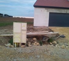 Voilà, affaire close: la nouvelle borne est en place, l'ancienne enlevée. Merci à tous les intervenants!!