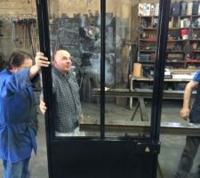 Porte en métal pour le bureau encore dans l'atelier du ferronnier.