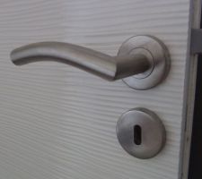 Poign&eacute;e de porte sont toutes pos&eacute;es